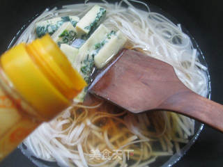 菠菜鸡蛋糕汤面的做法步骤：4