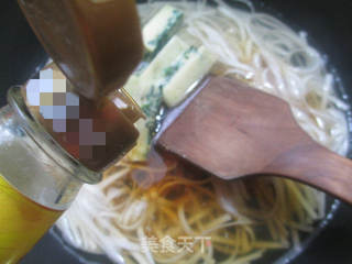 菠菜鸡蛋糕汤面的做法步骤：5