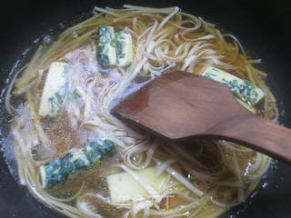 菠菜鸡蛋糕汤面的做法步骤：6