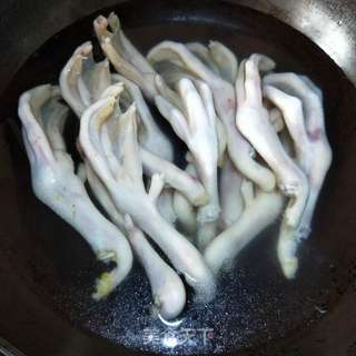 卤鸭掌的做法步骤:2