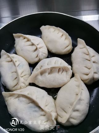 韭菜鸡蛋虾皮水煎包的做法步骤:23