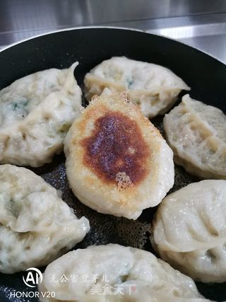 韭菜鸡蛋虾皮水煎包的做法步骤:28
