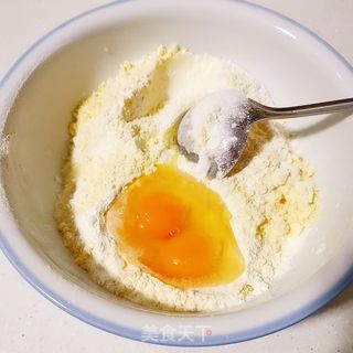 黄瓜鸡蛋小松饼的做法步骤:2