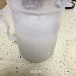 蓝莓酱手搓冰粉的做法步骤:2