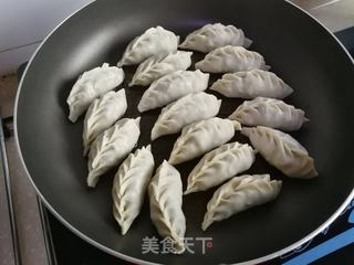 肉末豇豆煎饺的做法步骤：7