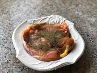 香煎鸡胸肉的做法步骤:2