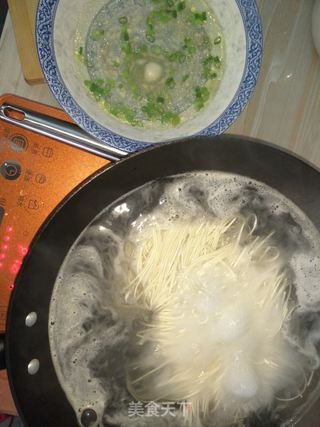 蛋丝清汤面的做法步骤:5
