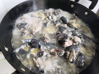 乌鸡山药红枣枸杞汤的做法步骤:2
