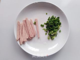 午餐肉鸡蛋卷饼的做法步骤：2