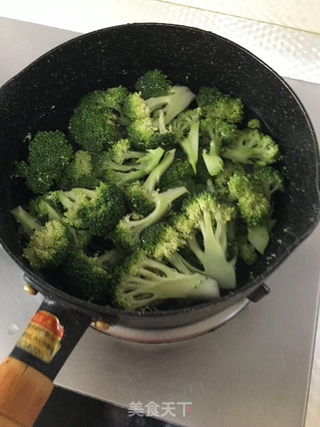 凉拌西兰花的做法步骤：1