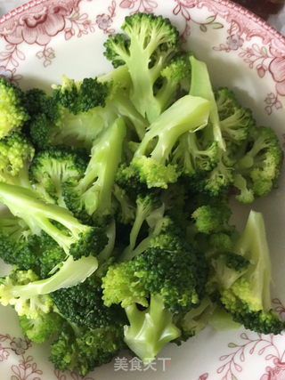 凉拌西兰花的做法步骤：2