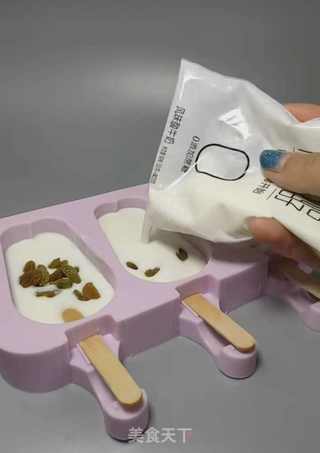 巧克力夹心雪糕(蒙牛随便雪糕)家常做法,巨简单,想不会都难!的做法步骤:3