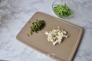 香椿黄瓜拌面的做法步骤:3