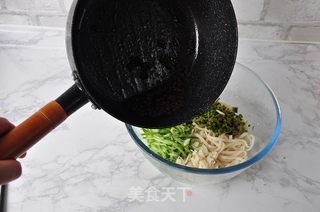 香椿黄瓜拌面的做法步骤:5