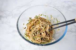 香椿黄瓜拌面的做法步骤:6
