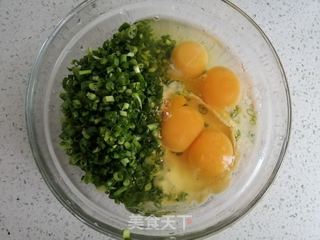 鸡蛋香葱饼的做法步骤:2