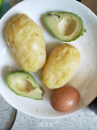 鸡蛋土豆牛油果沙拉的做法步骤：1