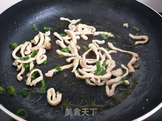 “酸甜美食”酸辣肉丝汤的做法步骤:3
