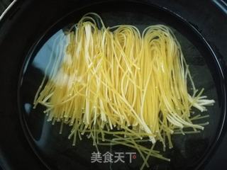 鸡蛋西红柿打卤饸饹面的做法步骤：2