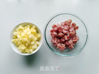 菠萝腊肠炒饭的做法步骤:2