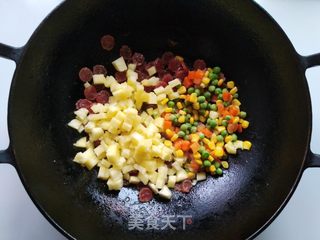 菠萝腊肠炒饭的做法步骤:4