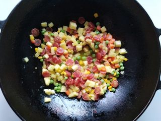 菠萝腊肠炒饭的做法步骤:5