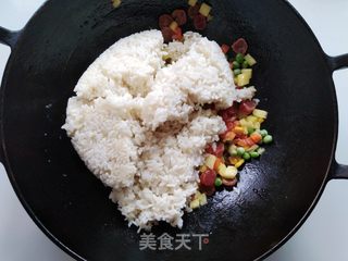 菠萝腊肠炒饭的做法步骤：6