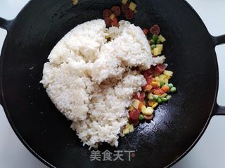 菠萝腊肠炒饭的做法步骤:6