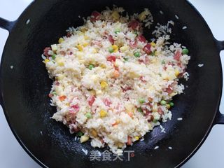 菠萝腊肠炒饭的做法步骤:7