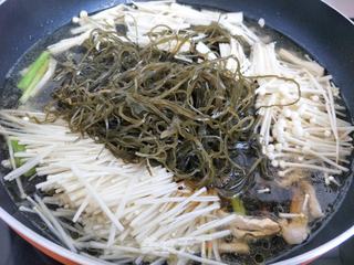 海带肉丝菌菇汤的做法步骤:6