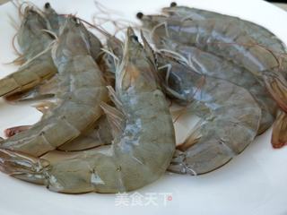 蒜蓉粉丝蒸虾的做法步骤:2