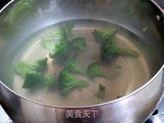 西兰花拌莲藕 的做法步骤:5