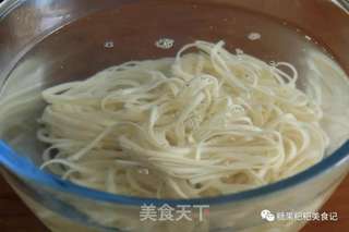 飘香葱油拌面，好吃到飞起的做法步骤：1