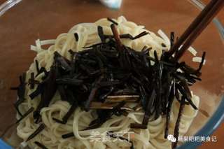 飘香葱油拌面,好吃到飞起的做法步骤:3