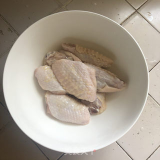 炸鸡翅的做法步骤：1