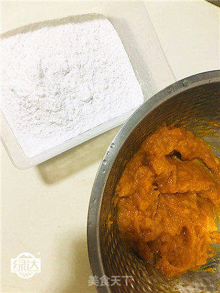 芝麻南瓜饼的做法步骤:2