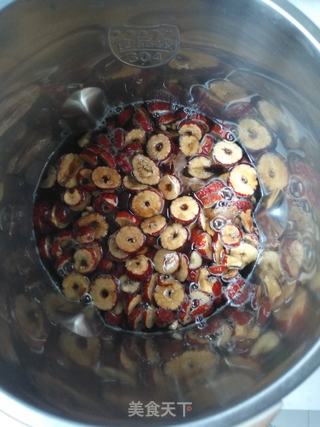 桂圆红枣牛奶饮的做法步骤:2
