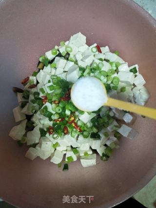 小葱皮蛋拌豆腐的做法步骤:5