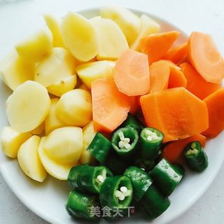 牛腩烧土豆和胡萝卜的做法步骤:2