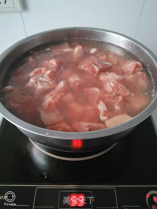 牛腩烧土豆和胡萝卜的做法步骤:3