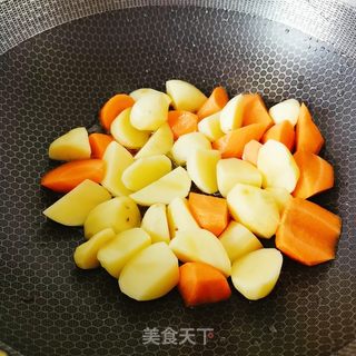 牛腩烧土豆和胡萝卜的做法步骤:11