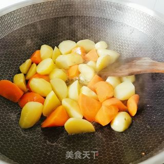 牛腩烧土豆和胡萝卜的做法步骤:12
