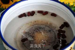 红枣枸杞黑小米粥的做法步骤:2