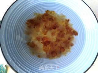 桃胶雪燕羹的做法步骤：1