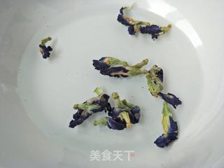 蓝蝴蝶彩豆包的做法步骤:2