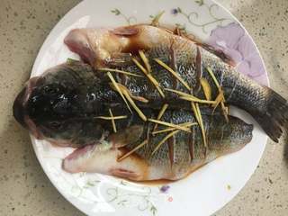 清蒸鲈鱼的做法步骤：1