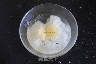 梨肉银耳润肺饮的做法步骤:2