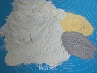 三合面彩豆卷的做法步骤:2