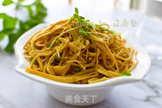 香椿苗拌豆腐皮的做法步骤:5