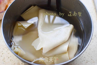 香椿苗拌豆腐皮的做法步骤：3